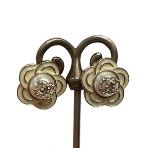 Flower enamel CC rhinestone gold tone earrings posts